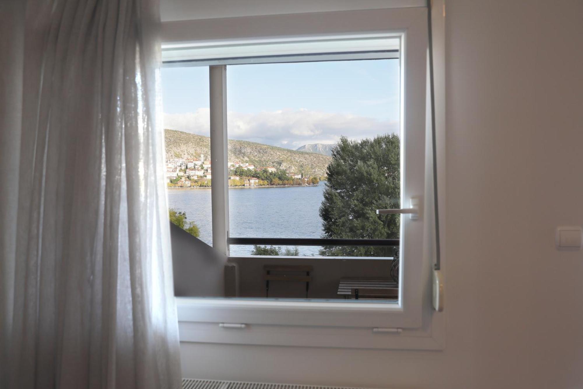 Swan Lake Front Apartment Kastoria Extérieur photo